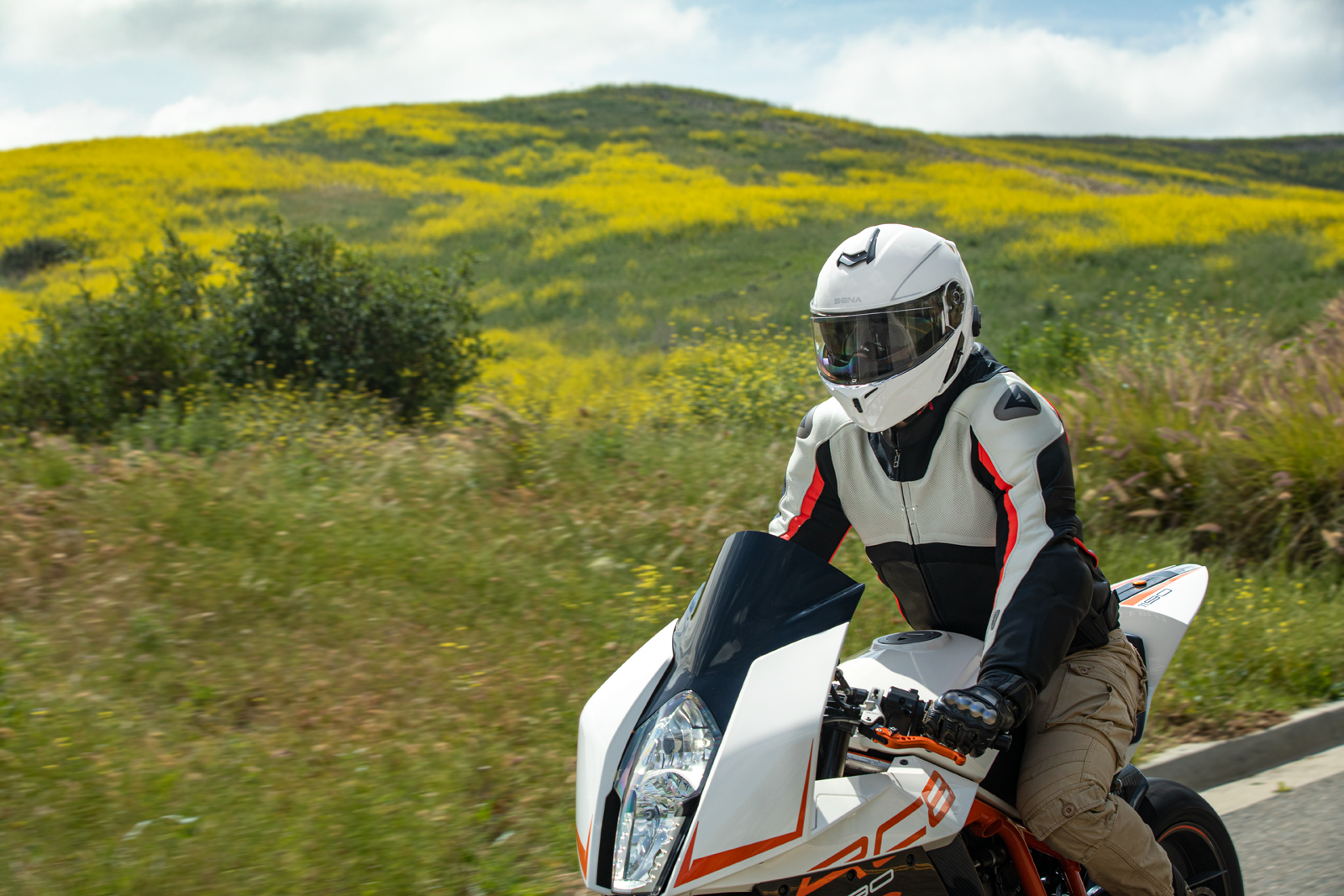 2fe05a15-9948-4025-a65a-a184aa1d416c Sena - Outrush R Helmet - White