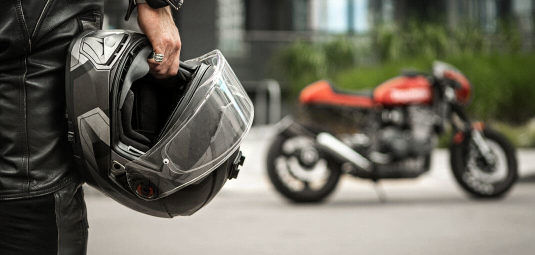 Full Face Helmets vs. Half Helmets - learn the difference with Motohorse, a motorcycle accessories & parts online shop