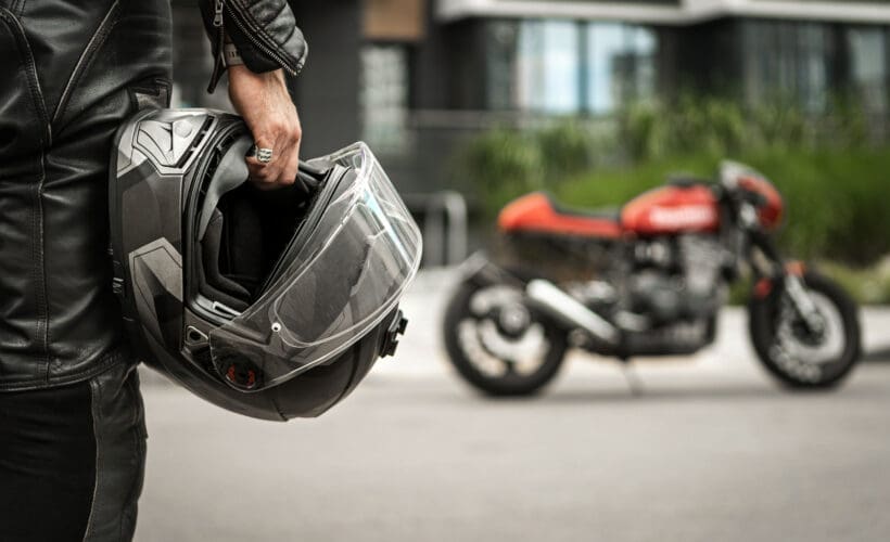 Full Face Helmets vs. Half Helmets - learn the difference with Motohorse, a motorcycle accessories & parts online shop